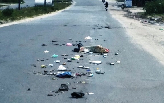 Trưa 30 Tết, rác bít kín đường phố Huế không ai buồn dọn - ảnh 7