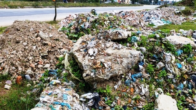 Trưa 30 Tết, rác bít kín đường phố Huế không ai buồn dọn - ảnh 10