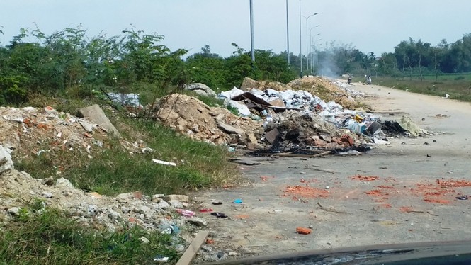 Trưa 30 Tết, rác bít kín đường phố Huế không ai buồn dọn - ảnh 3