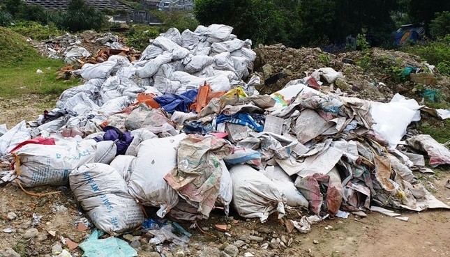 Trưa 30 Tết, rác bít kín đường phố Huế không ai buồn dọn - ảnh 6