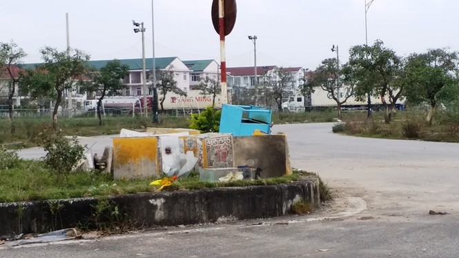 Trưa 30 Tết, rác bít kín đường phố Huế không ai buồn dọn - ảnh 4