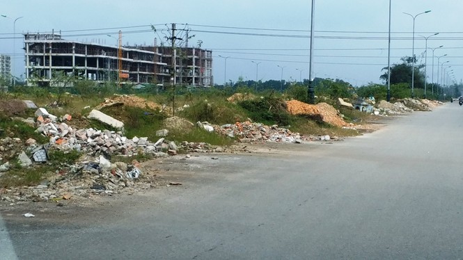Trưa 30 Tết, rác bít kín đường phố Huế không ai buồn dọn - ảnh 5