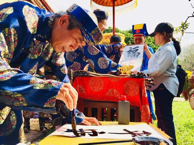 Hoàng cung Huế hạ nêu, tưng bừng khai ấn đầu năm - ảnh 2
