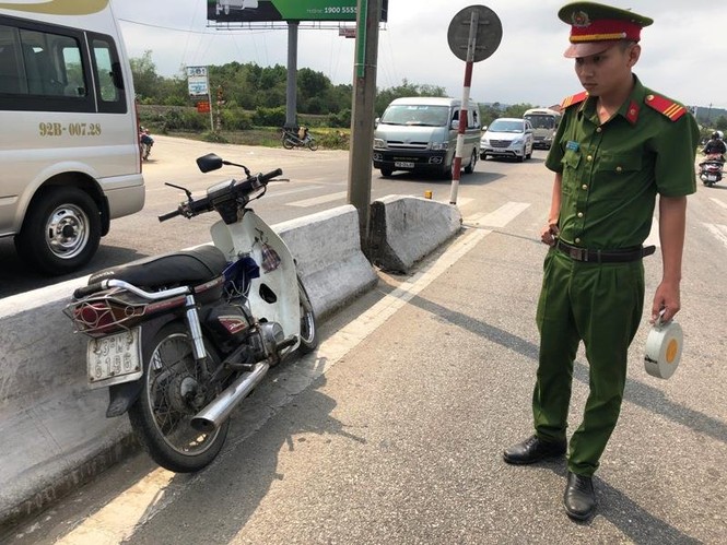 Xe máy bất ngờ mất lái, người đàn ông ngã xuống đường tử vong - ảnh 2