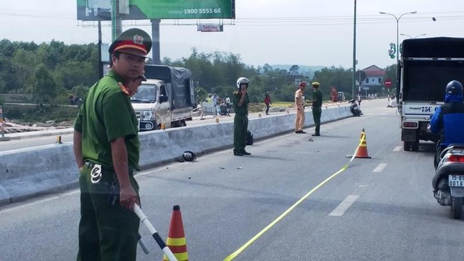 Xe máy bất ngờ mất lái, người đàn ông ngã xuống đường tử vong - ảnh 1