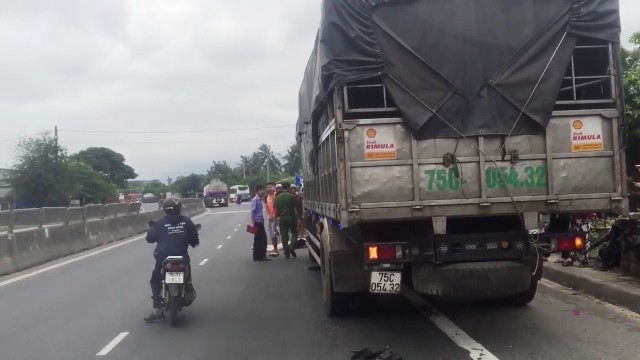 Vừa bước xuống xe tải, tài xế bị xe khách tông chết tại chỗ - ảnh 1