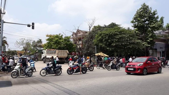 Va chạm với xe ben chở đất, hai phụ nữ chết thảm - ảnh 1