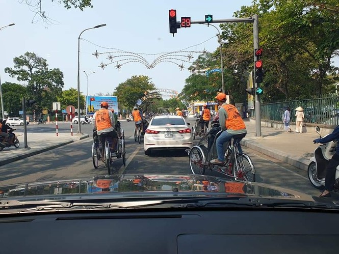 Tức mắt cảnh đoàn xích lô dàn hàng ngang vượt đèn đỏ ở Huế - ảnh 1