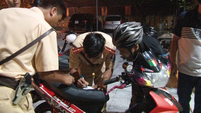 Truy bắt hàng loạt 'quái xế' vị thành niên đại náo phố phường Huế - ảnh 2