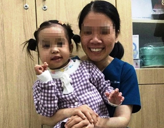 Giáo sư Mỹ đến Huế giúp mổ khối u quái hiếm gặp tại vùng mặt cháu bé 4 tuổi - ảnh 2