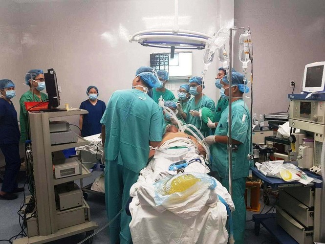 Suýt chết vì gỡ cá mắc lưới bằng… miệng - ảnh 1