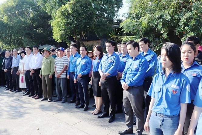 Đoàn viên thanh niên cụm Bắc Trung Bộ hưởng ứng 'Chủ Nhật xanh' tại Huế - ảnh 1