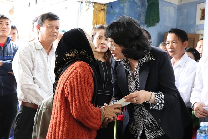 Phó chủ tịch nước thăm hỏi gia đình dân quân tử nạn trong mưa lũ ở Quảng Nam - ảnh 1