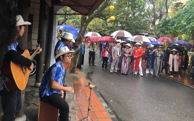 Quảng Nam chào đón 15 du khách nước ngoài xông đất phố cổ Hội An - ảnh 2