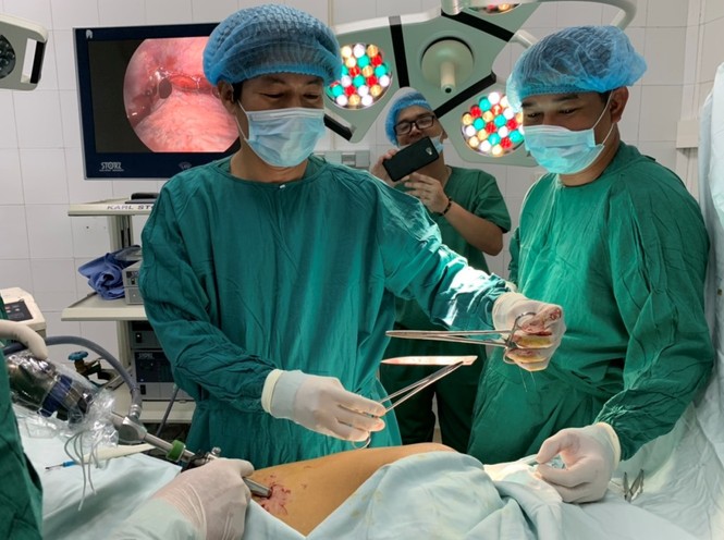 phẫu thuật lấy dao khỏi lồng ngực thanh niên 28 tuổi - ảnh 1