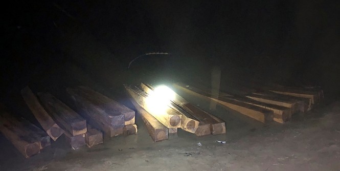 lâm tặc nhảy sông tẩu thoát khi bị phát hiện vận chuyển gỗ lậu - ảnh 1