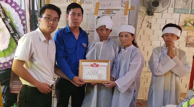 Thanh niên dũng cảm cứu 2 sinh viên đuối nước - ảnh 1