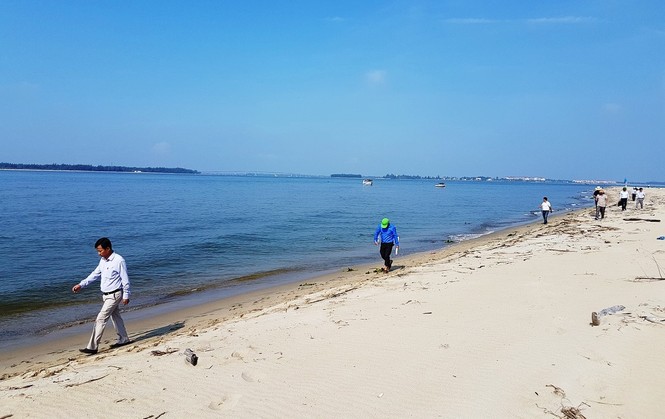 Cấm phương tiện, người lên đảo cát lạ ở biển Cửa Đại - ảnh 2