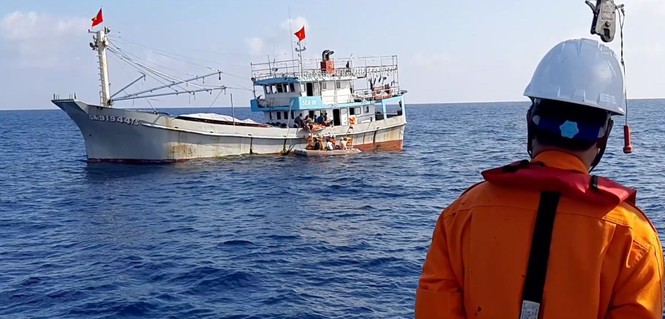 kịp thời cứu thuyền trưởng bị tai biến mạch máu não trên biển - ảnh 1