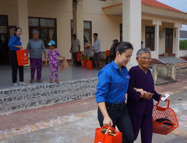 Báo Tiền Phong trao quà bà con Phủ thờ Bác - ảnh 7