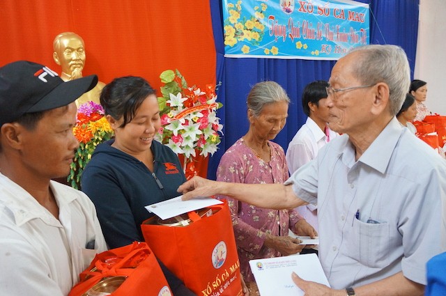 Báo Tiền Phong trao quà bà con Phủ thờ Bác - ảnh 2