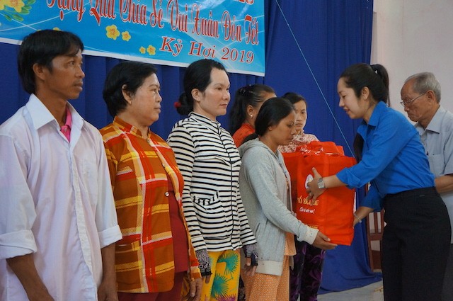Báo Tiền Phong trao quà bà con Phủ thờ Bác - ảnh 4
