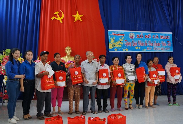 Báo Tiền Phong trao quà bà con Phủ thờ Bác - ảnh 6