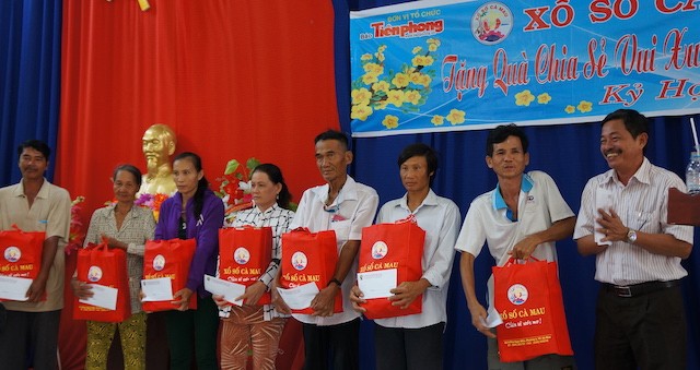 Báo Tiền Phong trao quà bà con Phủ thờ Bác - ảnh 5