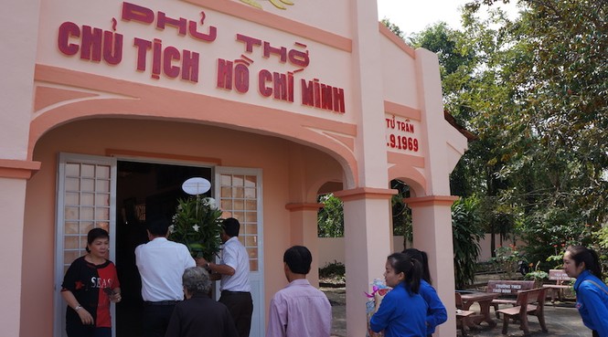 Báo Tiền Phong trao quà bà con Phủ thờ Bác - ảnh 1
