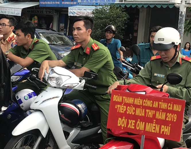 Công an xuống đường làm... xe ôm - ảnh 1