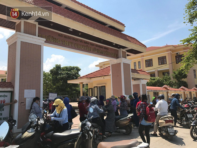 6400 học sinh Quảng Bình đội nắng 36 độ thi lại môn Văn là 'quá vô lý' - ảnh 2