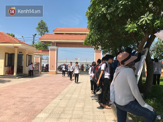 6400 học sinh Quảng Bình đội nắng 36 độ thi lại môn Văn là 'quá vô lý' - ảnh 4