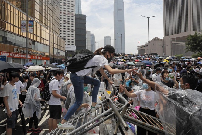 Hàng trăm người bị thương trong các cuộc bạo động tại Hong Kong - ảnh 1