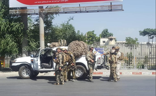 Nổ bom kinh hoàng tại Afghanistan, hàng trăm người thương vong - ảnh 2
