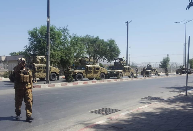 Nổ bom kinh hoàng tại Afghanistan, hàng trăm người thương vong - ảnh 3