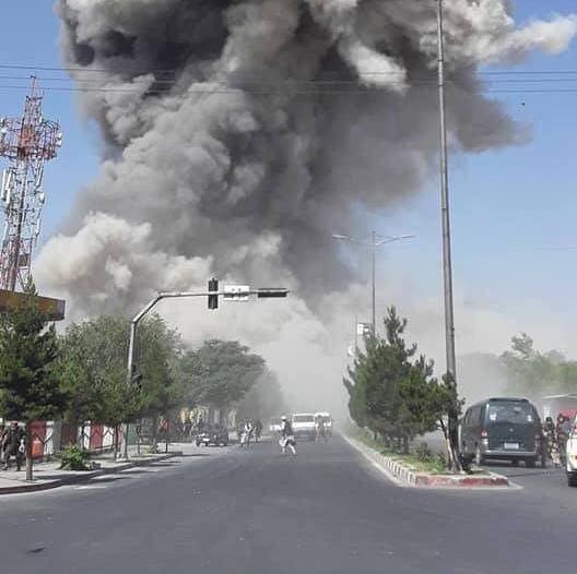 Nổ bom kinh hoàng tại Afghanistan, hàng trăm người thương vong - ảnh 1