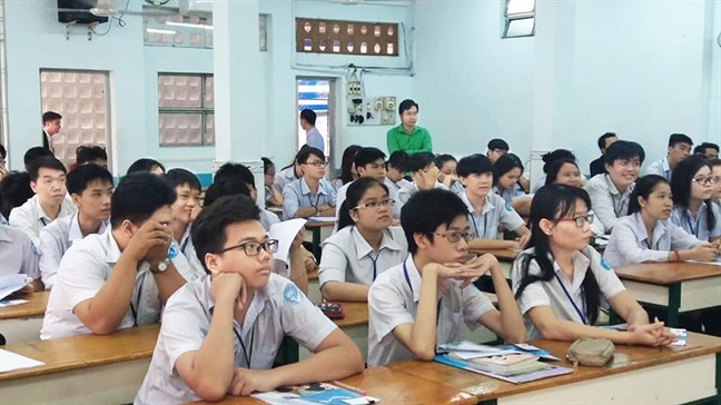 Thủ khoa về quê chăn lợn có phải hoàn trả học phí? - ảnh 1