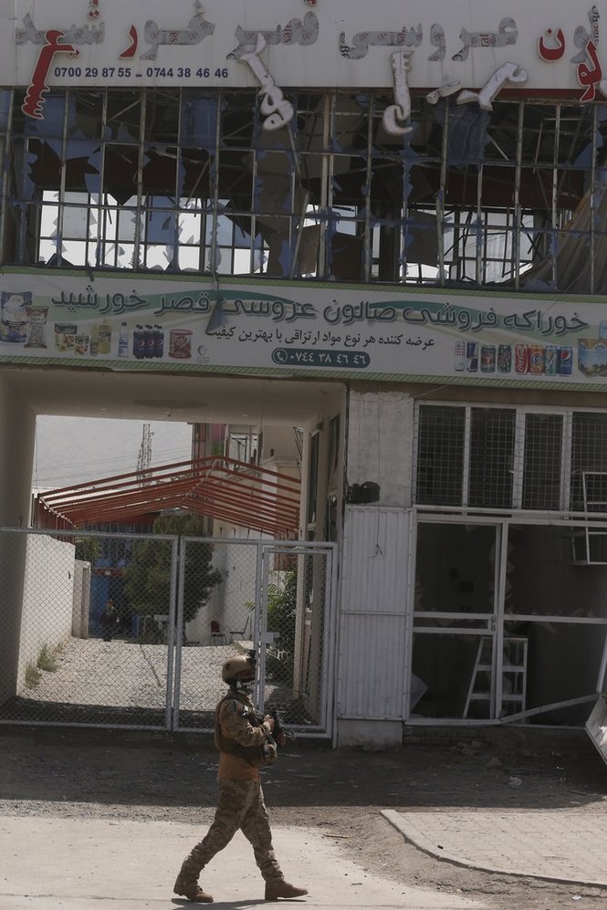 Nổ bom rung chuyển thủ đô Afghanistan, hơn 120 người thương vong - ảnh 1