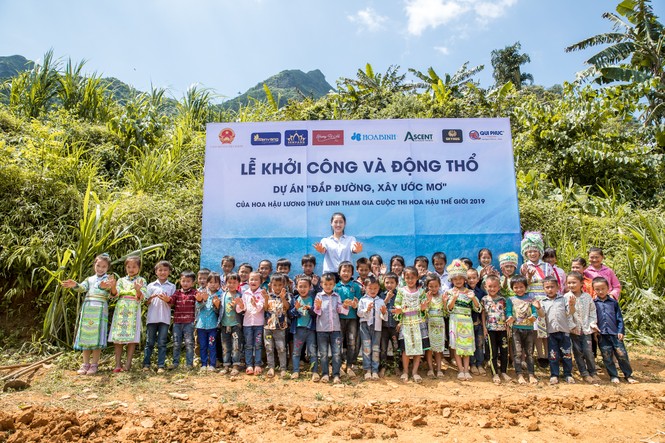 Hoa hậu Lương Thuỳ Linh mang 700 tấn vật liệu làm đường lên núi - ảnh 2