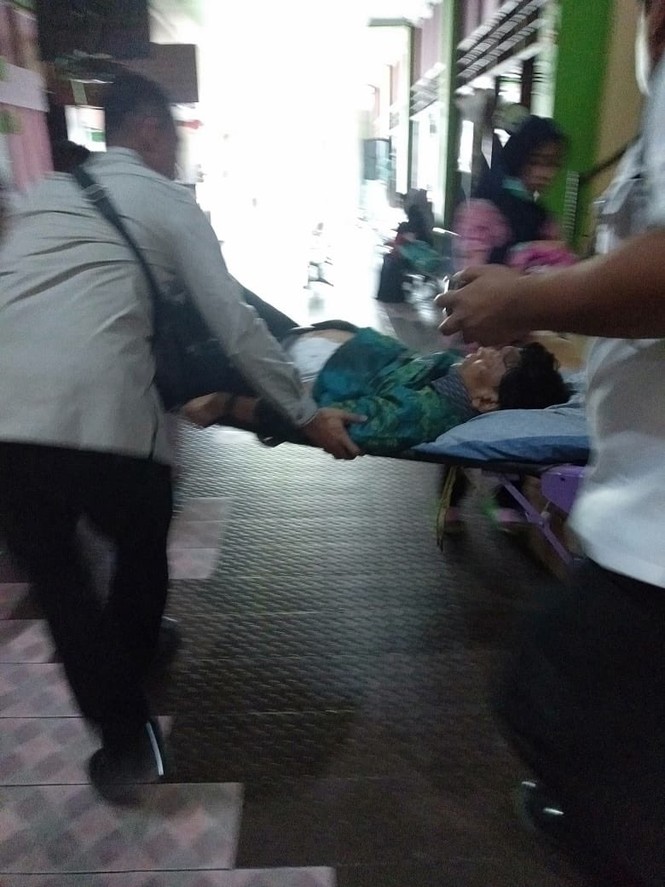 Hiện trường hỗn loạn Bộ trưởng Indonesia bị tấn công bằng dao - ảnh 3