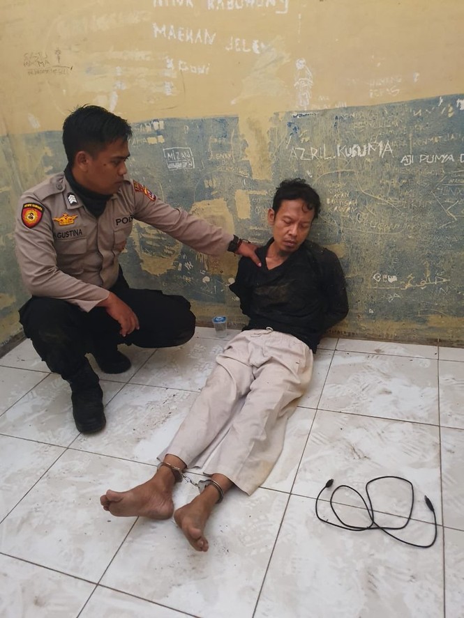 Hiện trường hỗn loạn Bộ trưởng Indonesia bị tấn công bằng dao - ảnh 2