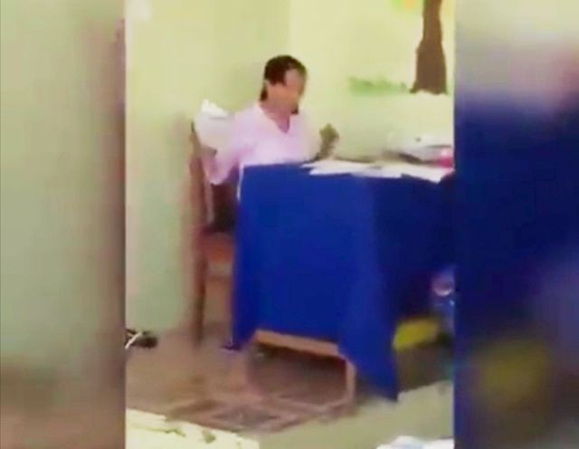 Đình chỉ cô giáo chấm bài rồi bỏ vở học sinh xuống nền nhà - ảnh 1