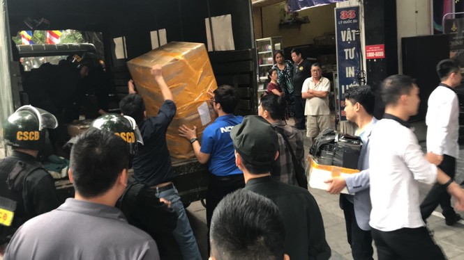 Cận cảnh khám xét chuỗi cửa hàng Nhật Cường mobile - ảnh 3