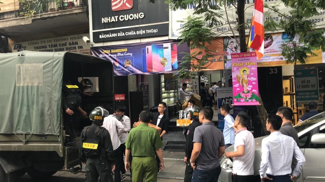 Cận cảnh khám xét chuỗi cửa hàng Nhật Cường mobile - ảnh 4