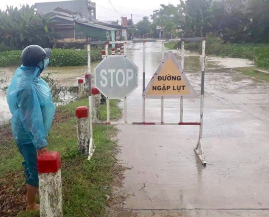 Quảng Ngãi: Mưa lớn gây sạt lở chia cắt nhiều xã. - ảnh 3