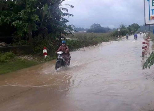 Quảng Ngãi: Mưa lớn gây sạt lở chia cắt nhiều xã. - ảnh 2