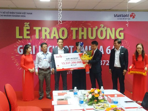 Đà Nẵng – Một phụ nữ đeo mặt người máy biến hình nhận 13,3 tỷ Vietlott - ảnh 1