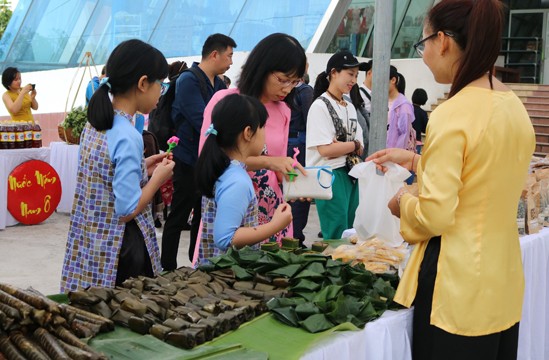 Phiên chợ ngày Tết trong thành Điện Hải - ảnh 2
