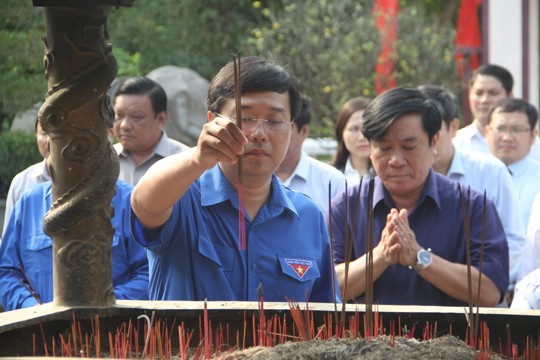 Đại biểu T.Ư Đoàn dâng hoa, dâng hương tưởng nhớ vua Quang Trung - ảnh 3