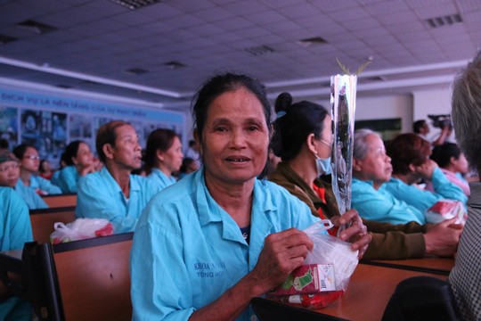 300 bông hồng tặng 300 bệnh nhân nữ ngày 8/3 - ảnh 6